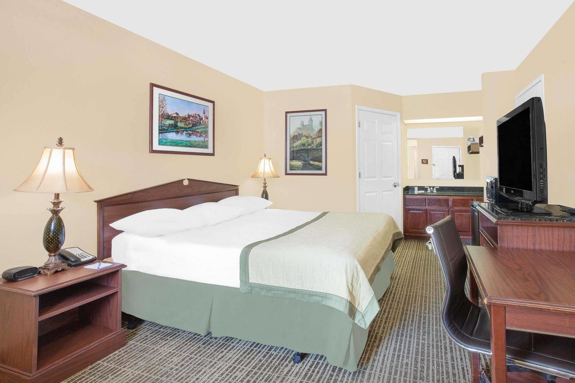 Baymont By Wyndham Roanoke Rapids Hotel Exterior photo