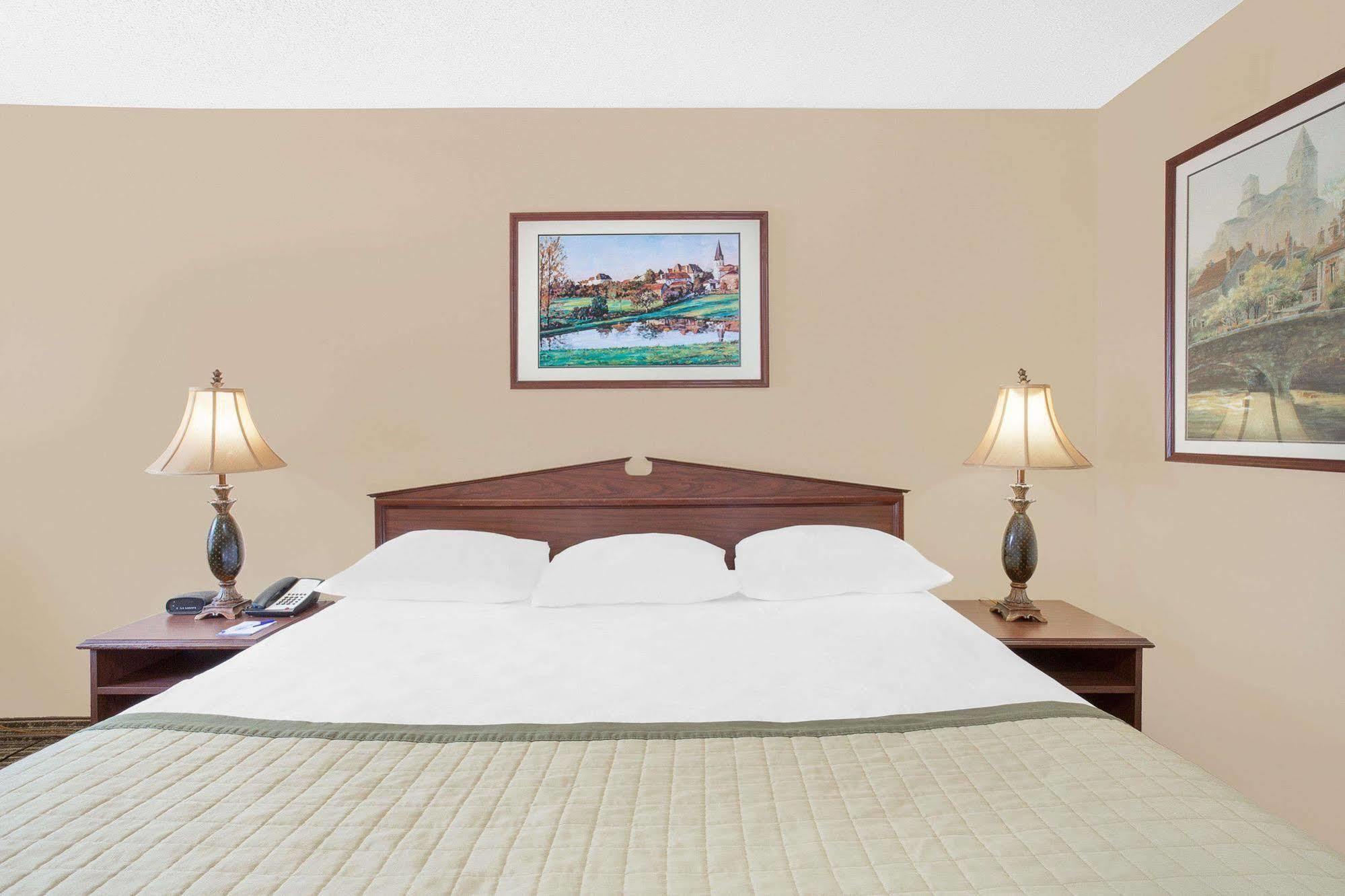 Baymont By Wyndham Roanoke Rapids Hotel Exterior photo